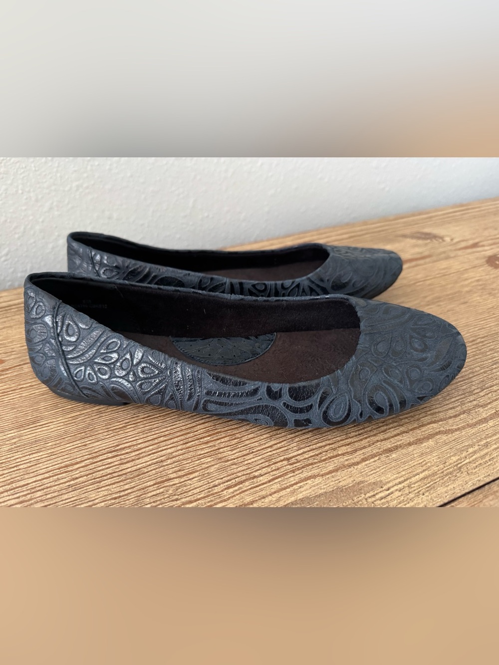Women’s b.o.c. Born Concepts size 8 navy blue embossed leather ballet flats